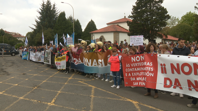 Centos de perosas na concentración contra a mina de San Finx en Santiago