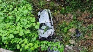 Vehículo cae desde unha ponte en Manzaneda