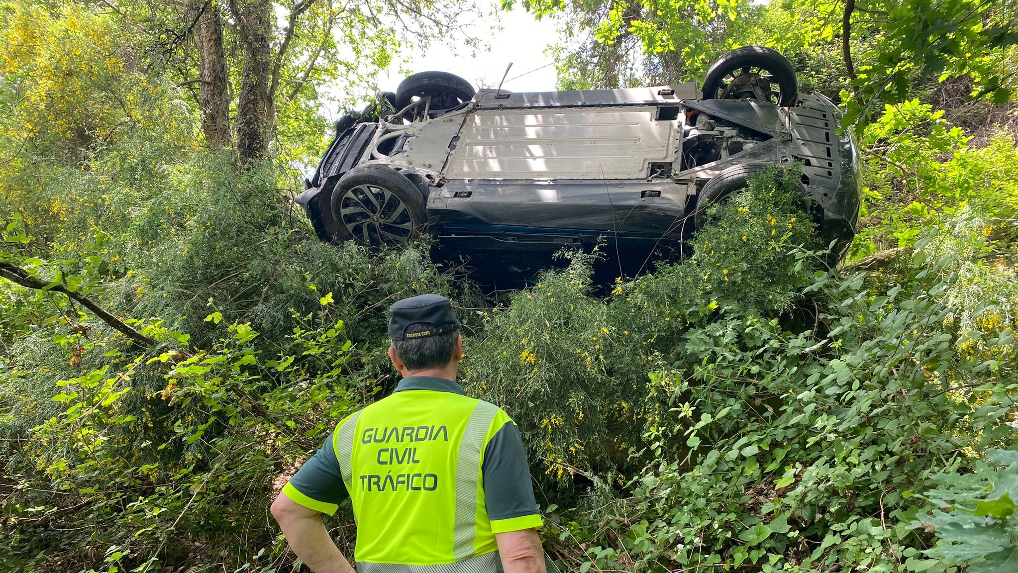 O coche caeu por un desnivel de 20 metros