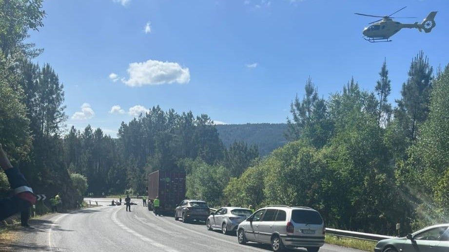 Vehículos parados na estrada despois de producirse o sinistro