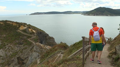 Os turistas camiñarán de novo polos cantís do Fuciño do Porco no verán