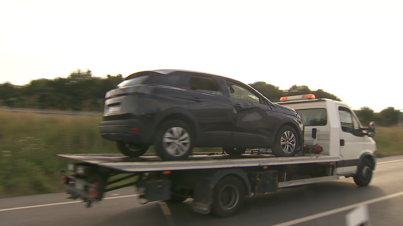 Unha grúa traslada o coche implicado no accidente