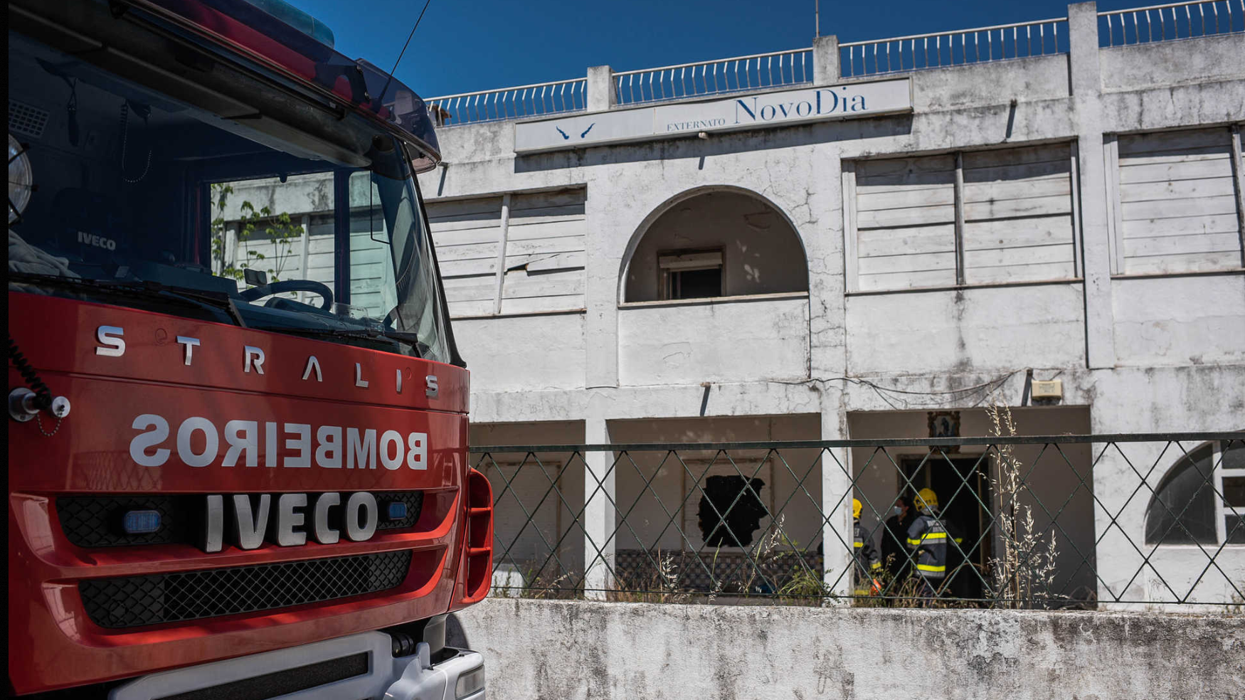 Os bombiros ante o edifico que ardeu no Seixal e deixa dous mortos