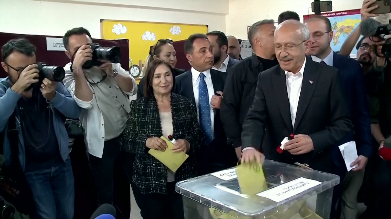 O candidato da oposición turca, Kemal Kiliçdaroglu votando este domingo