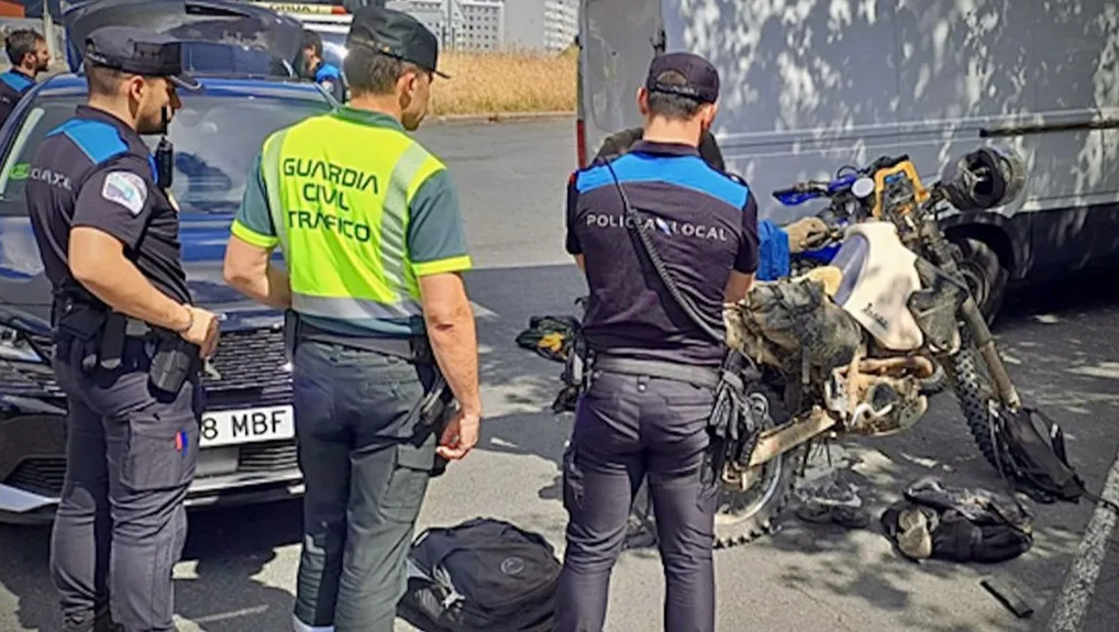 Axentes da Garda Civil e da Policía Local xunto á moto interceptada