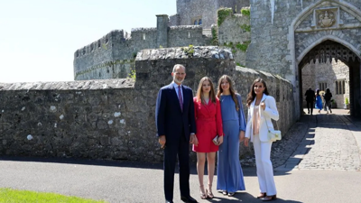 Foto da familia reqal ás portas do centro de Gales / Casa da S. M. o Rei