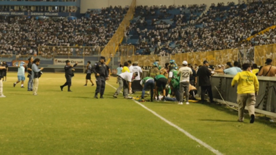 Os servizos de emerxencia e de seguridade atenden aos feridos no estadio