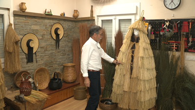 Leiro no taller da súa casa de Moscoso, a aldea de Pazos de Borbén en que vive