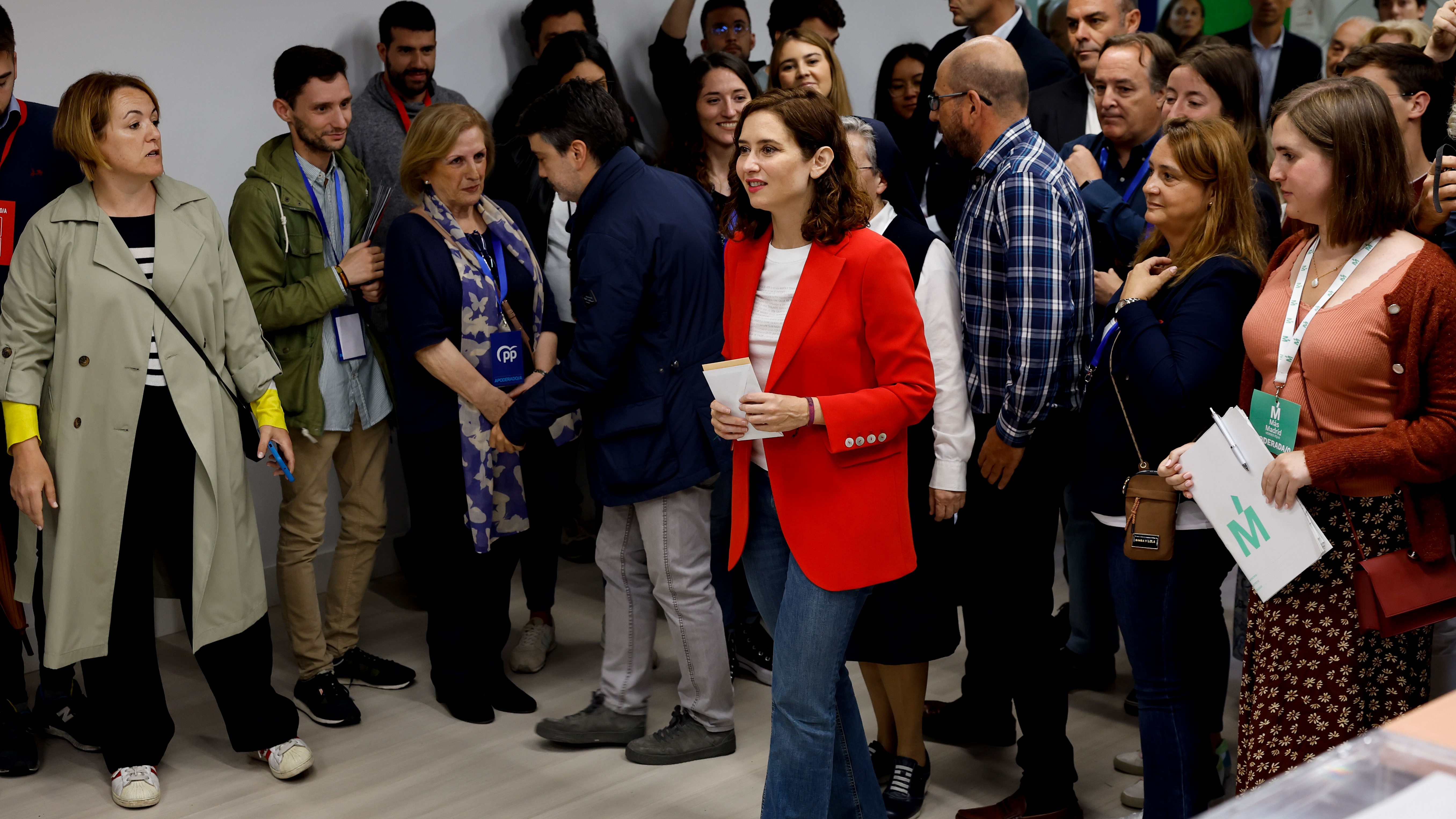 Isabel Díaz Ayso acudindo a votar (EFE/Chema Moya)