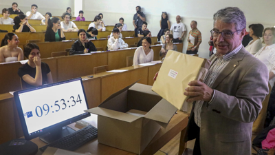 Un profesor amosa o sobre pechado enque están os primeiros exames desta ABAU (EFE/Xoán Rey)