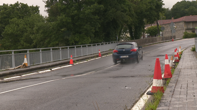 A ponte está situada na OU-536 no concello de Xunqueira de Espadanedo