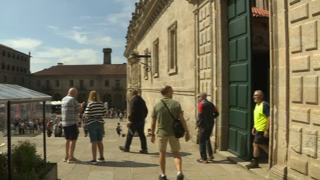 A saía é pola porta dos Abades, que tamén se abre nos anos santos