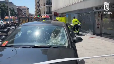 O coche invadiu a beirarrúa tras chocar contra un taxi