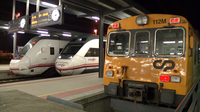 Tren con destino Portugal na estación de Guixar en Vigo