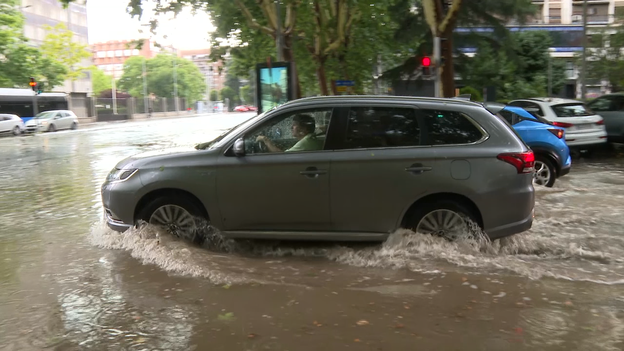 A rede de sumidoiros non deu abasto coa treboada acompañada de pedrazo