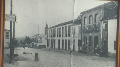 Fotografía de 1928 en que se pode ver o negocio orixinal, que continúa na mesma casa actualmente