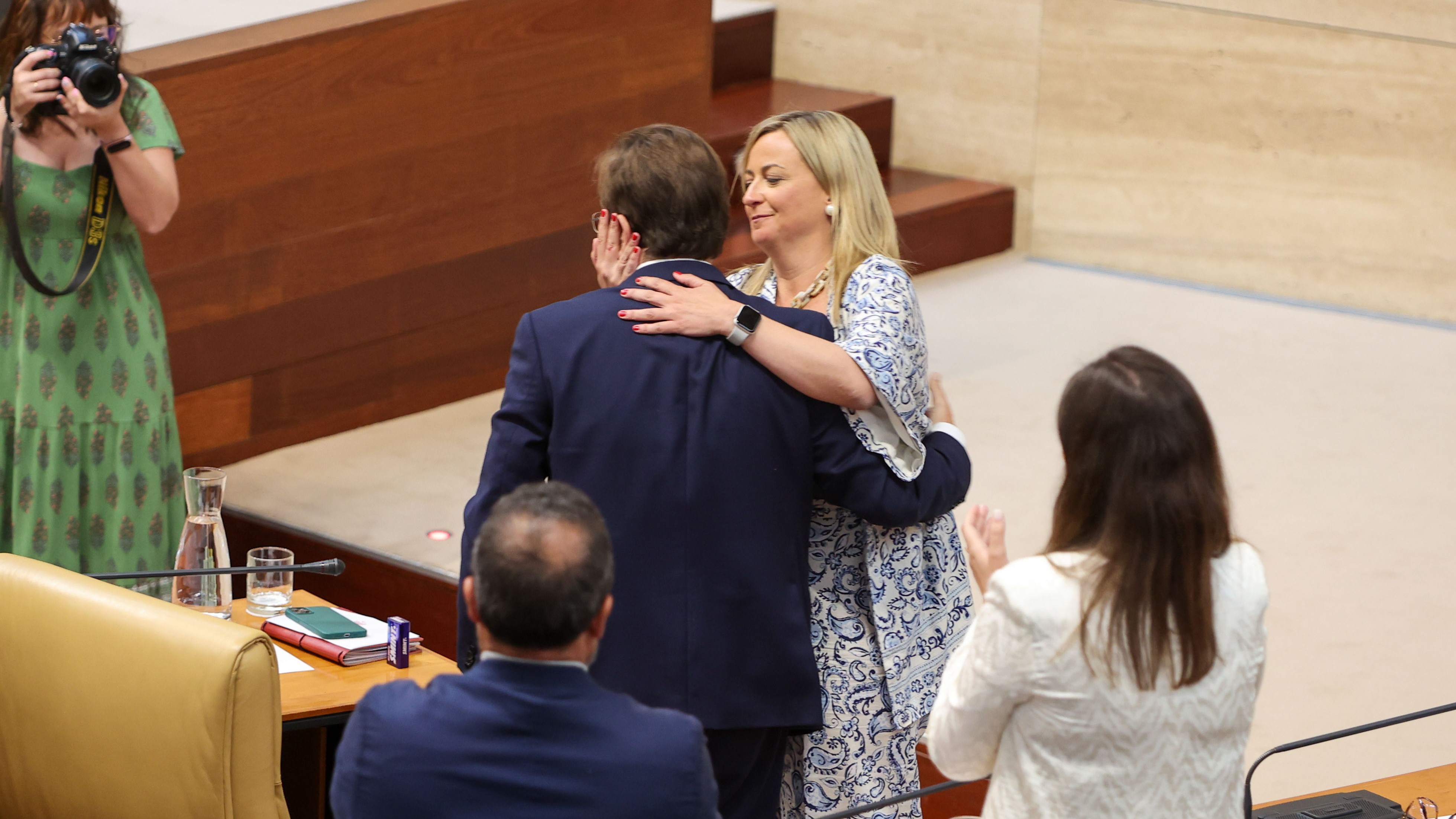 Blanca Martín con Guillermo Fernández Vara, tras ser elixida presidenta da Asemblea de Estremadura (EFE/Jero Morales)