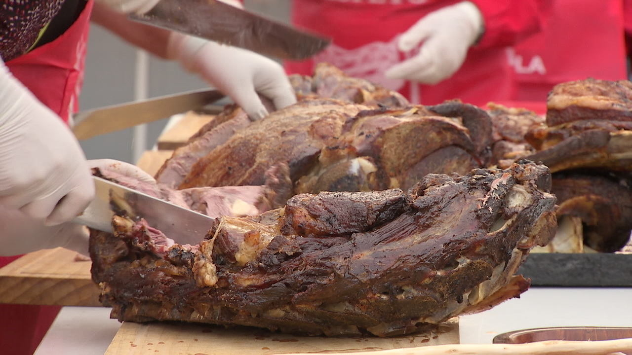 Na Piringalla, cunha gran fogueira, repartiranse de balde 4.000 racións de becerro asado