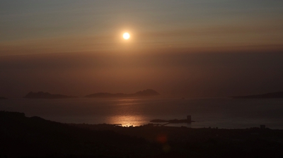 Vista da ría de Vigo, onde se aprecia o fume (EFE/Sxenick)