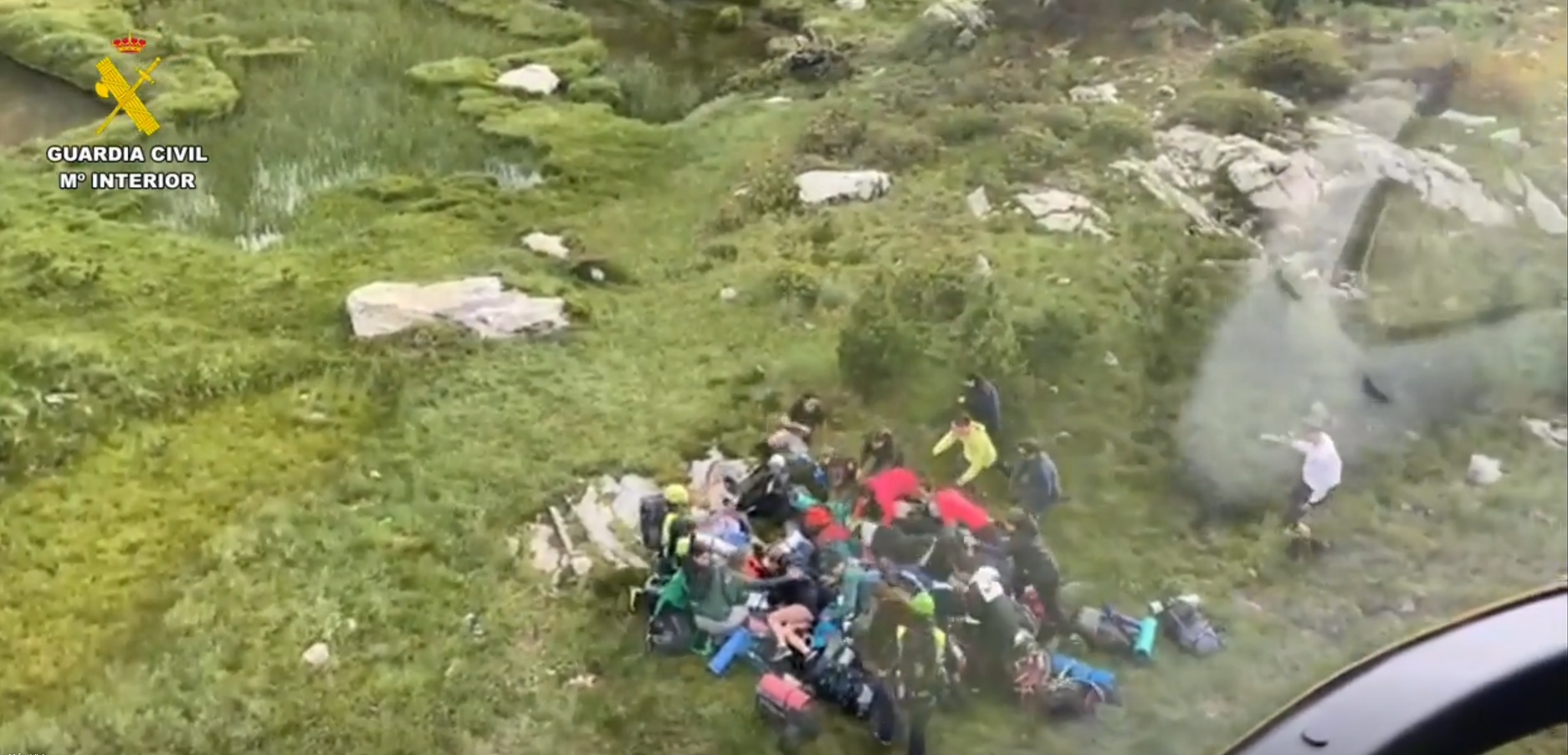 O helicóptero do grupo de Montaña da Garda Civil de Huesca auxilia aos mozos