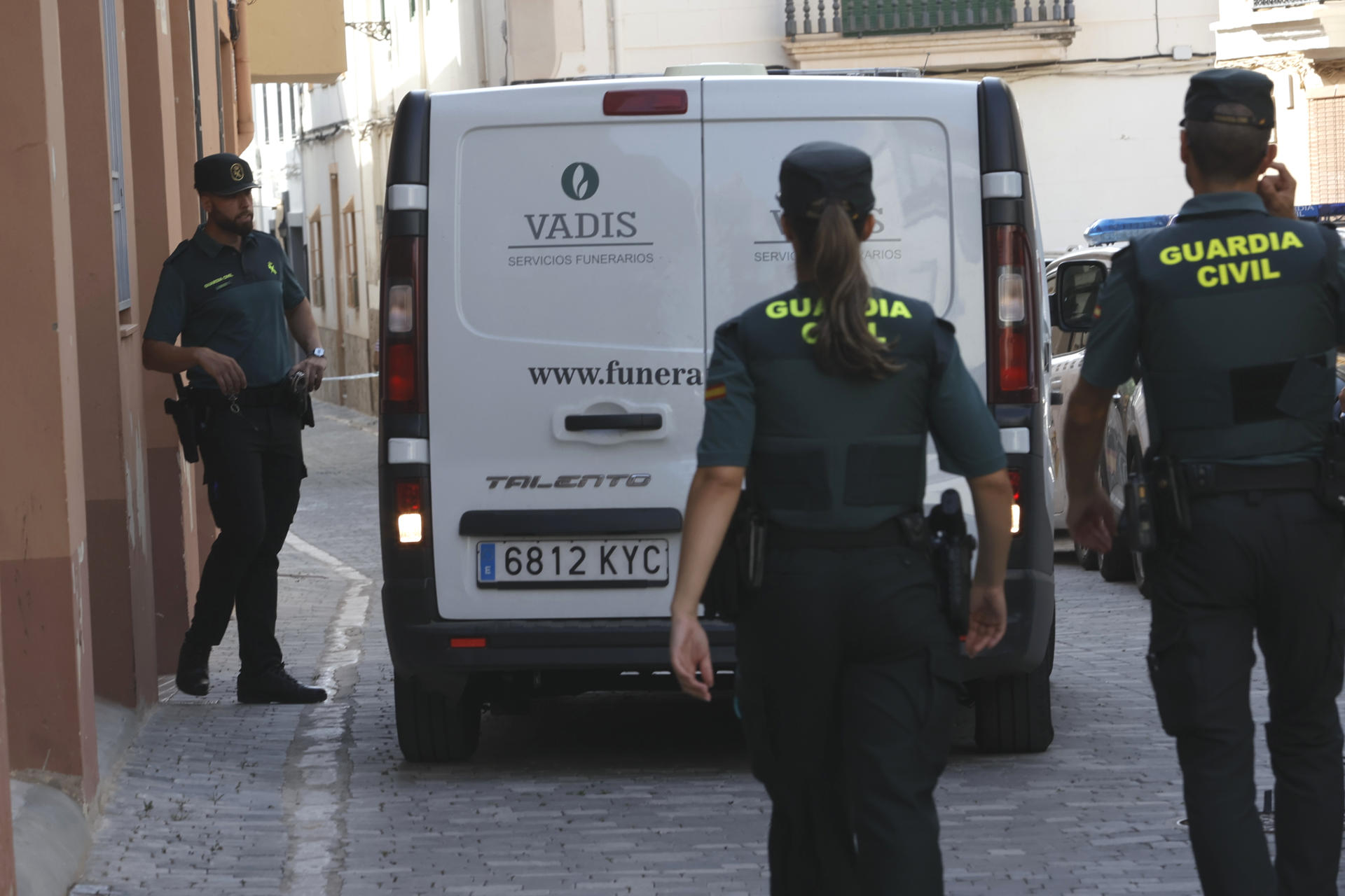 O furgón fúnebre na oorta da vivenda onde suceron os feitos en Antella / Efe