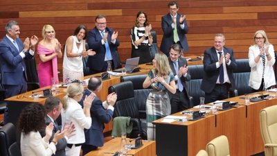 María Guardiola tras ser elixida presdienta de Estremadura no Parlamento rexional (EFE/Jero Morales)