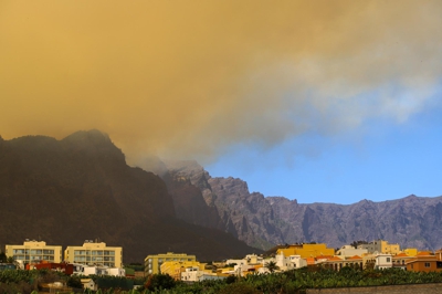 Vista desde Los llanos de Aridane da columna de fume do incendio de Puntagorda na Palma