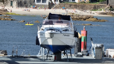 A embarcación recuperada no peirao de Sanxenxo