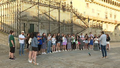 Momento da actuación do coro ante as escaleiras da catedral