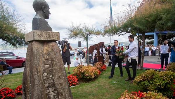 Formoso, na ofrenda floral a Castelao do PSdeG no Día de Galicia (EFE/Salvador Sas)