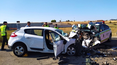 Dous gardas civís están graves tras bater contra un vehículo en Peñarroya. EFE/Guardia Civil