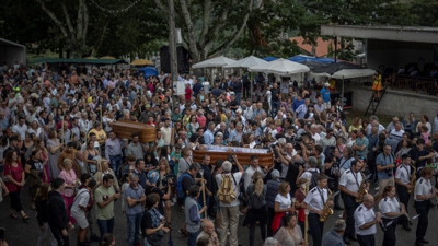 Imaxe dos ataúdes en procesión. EFE/Brais Lorenzo