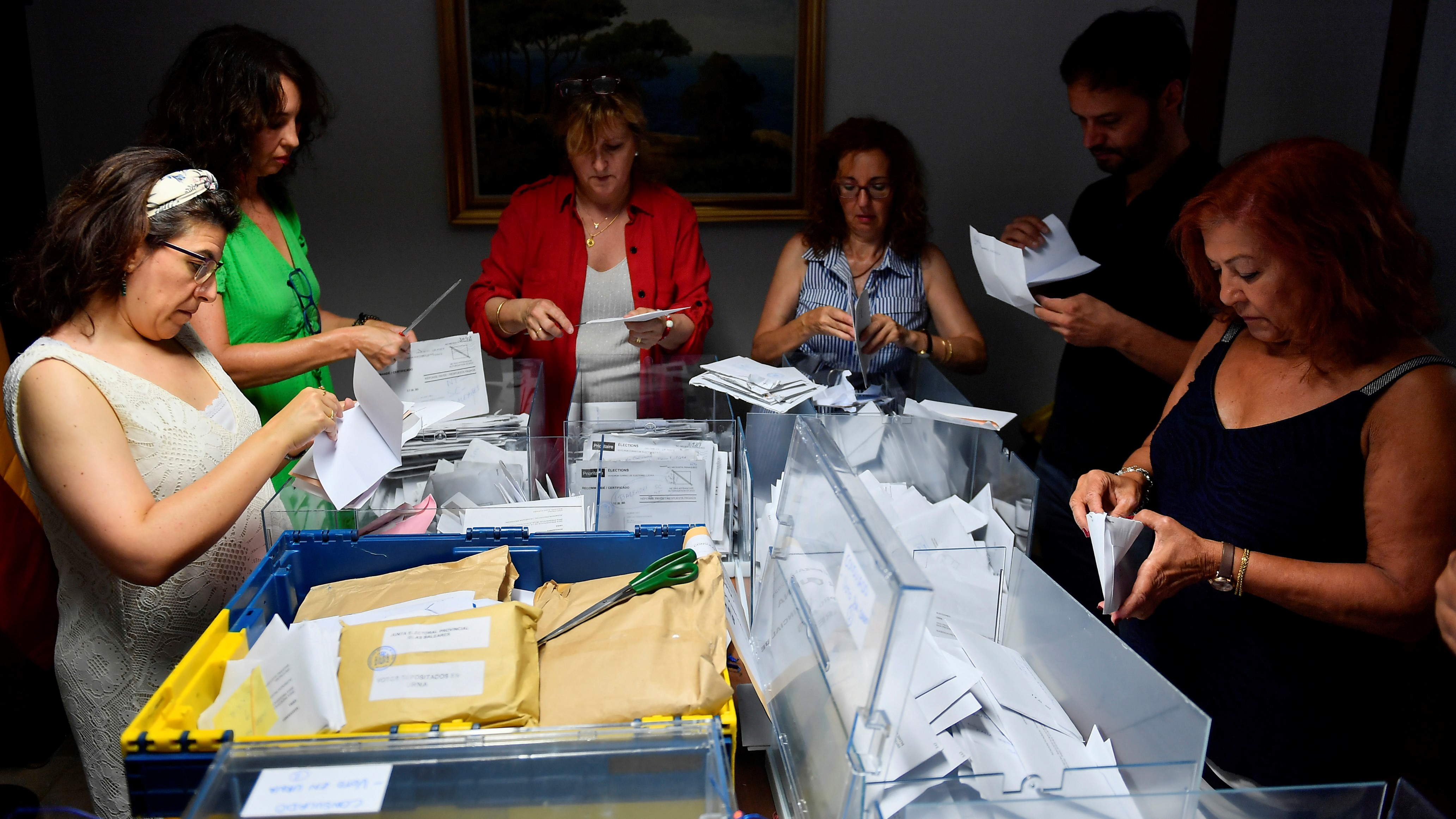 Reconto do voto exterior en Palma de Mallorca. EFE/Miquel A. Borràs