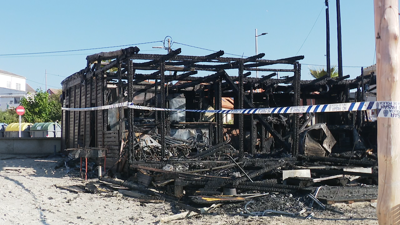 O bar está situado na praia de Aguiño