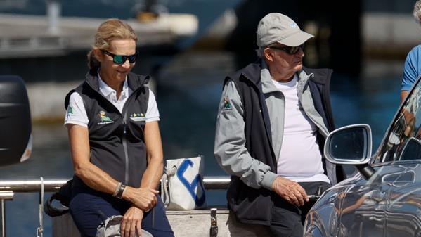 Xoán Carlos I xunto a infanta Helena á súa chegada ao Club Náutico de Sanxenxo (EFE/Lavandeira jr)