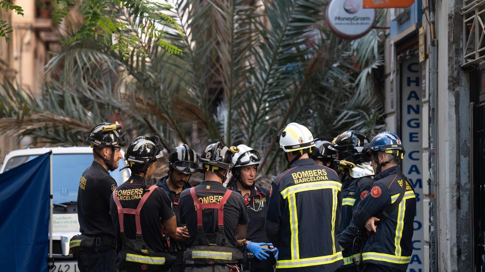 Bombeiros no lugar do accidente