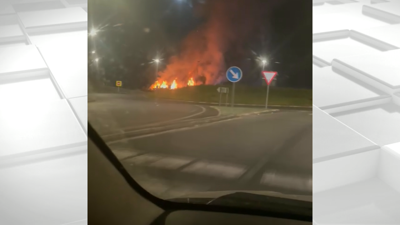 Imaxes do incendio no Polígono das Gándaras en Narón desde un turismo