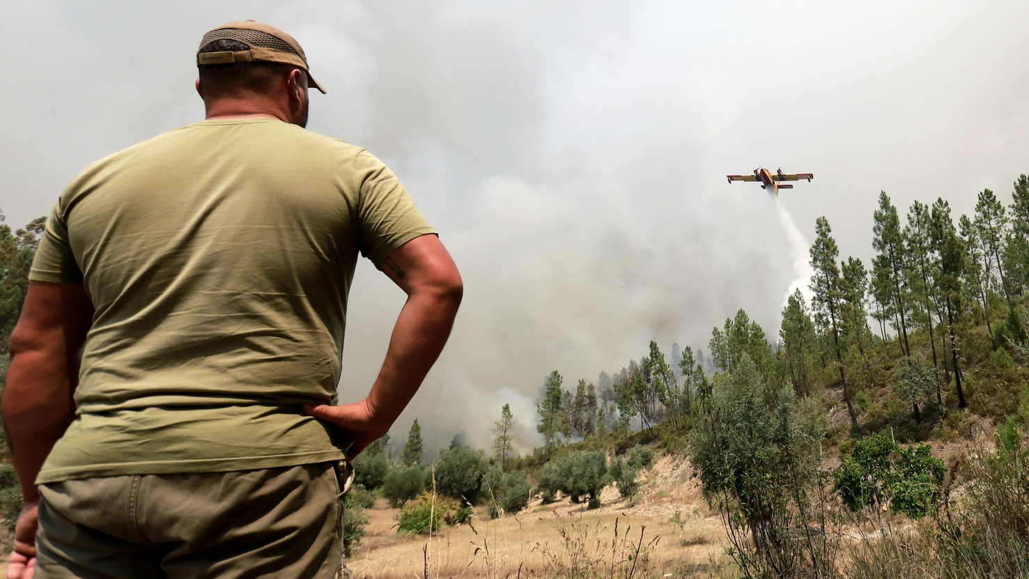 Medios de extinción e un hidroavión en Carrascal, Castelo Branco, Portugal