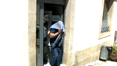 Momento en que o arrestado abandonaba os xulgados de Sarria