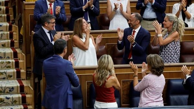 A deputada balear Francina Armengol amosa o seu agradecemento tras ser elixida presidenta do Congreso (EFE/ Chema Moya)