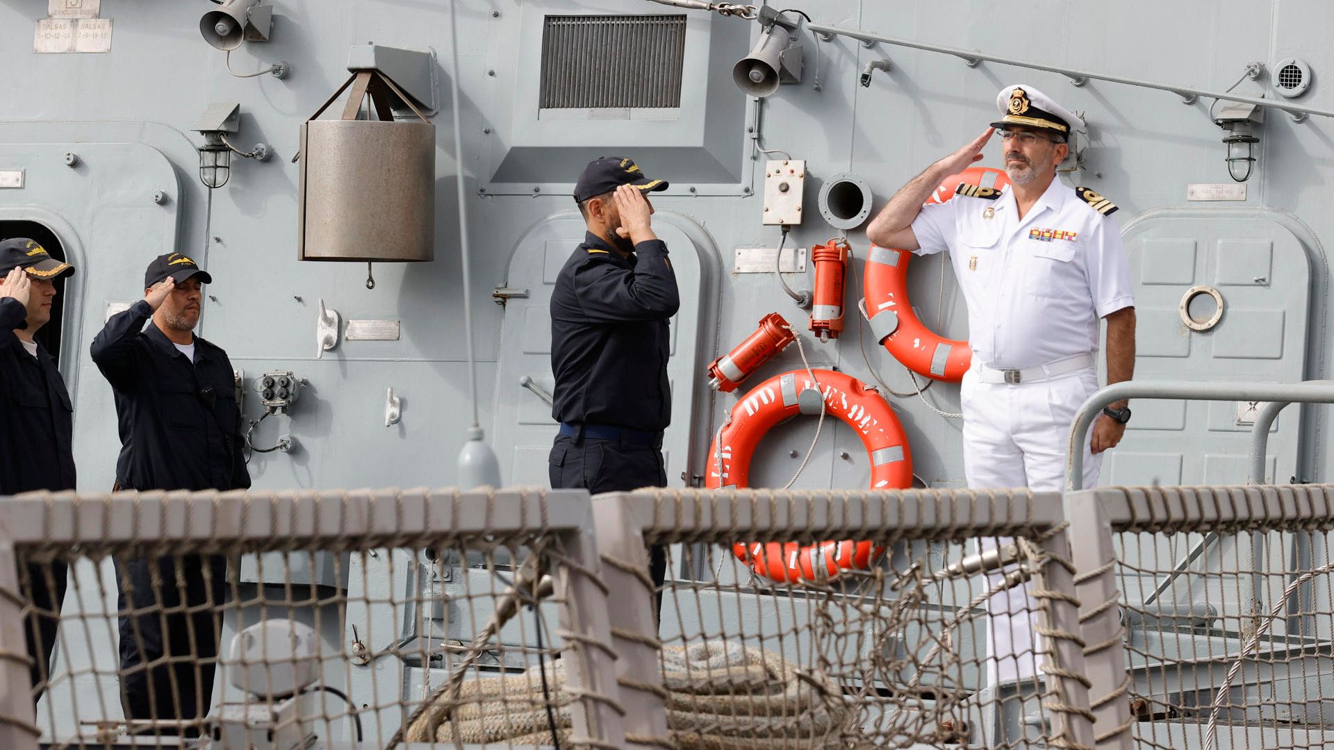 O comandante da 31 Escuadrilla (d) entra na fragata Méndez Núñez, este venres na base naval de Ferrol, antes da súa partida cara a augas do Mediterráneo. EFE/ Kiko Delgado