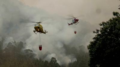 Traballos de extincion desde o aire do incendio, aínda activo, en Tenerife