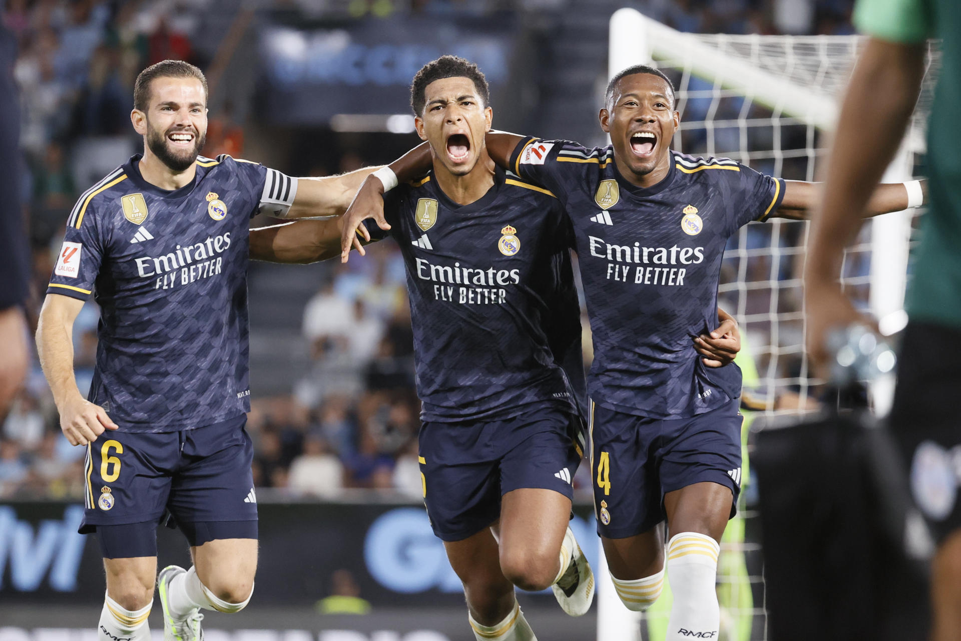 O centrocampista británico do Real Madrid Jude Bellingham festexa o seu gol