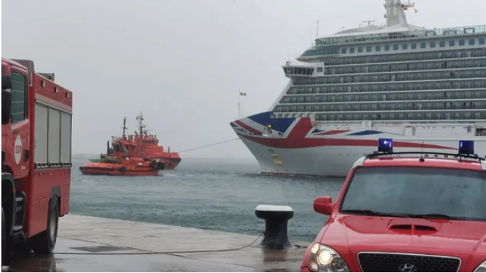 Salvamento Marítimo remolca o cruceiro danado no porto de Palma