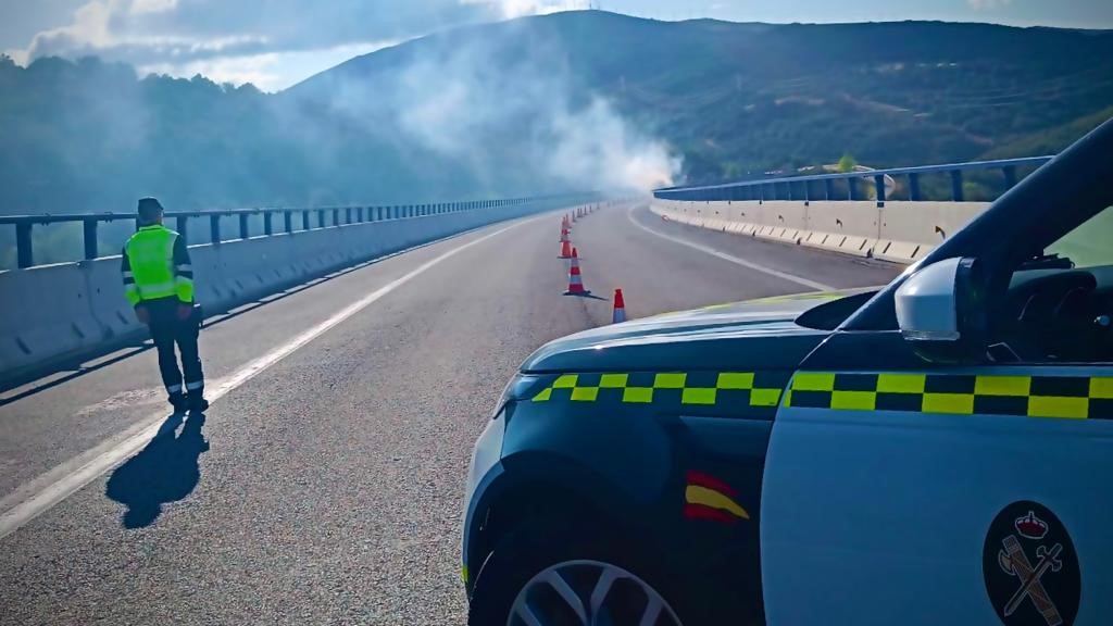 A Garda Civil corta a A-52 en Lubñian tras o incendio do camión