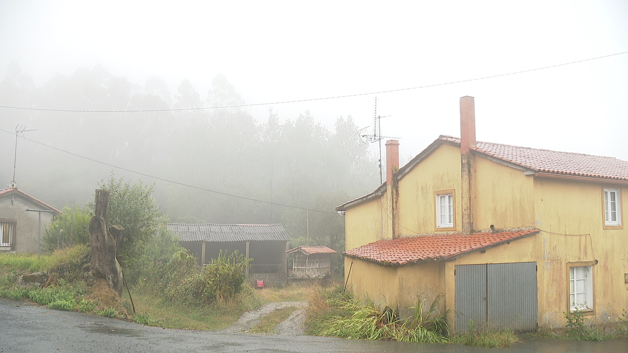 Exterior da vivenda onde se localizaba o criadeiro