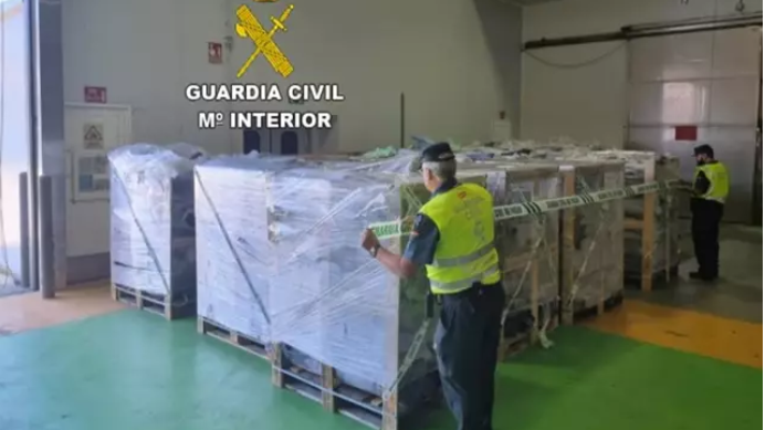 Axentes da Garda Civil precintan a carga intervida/ Garda Civil