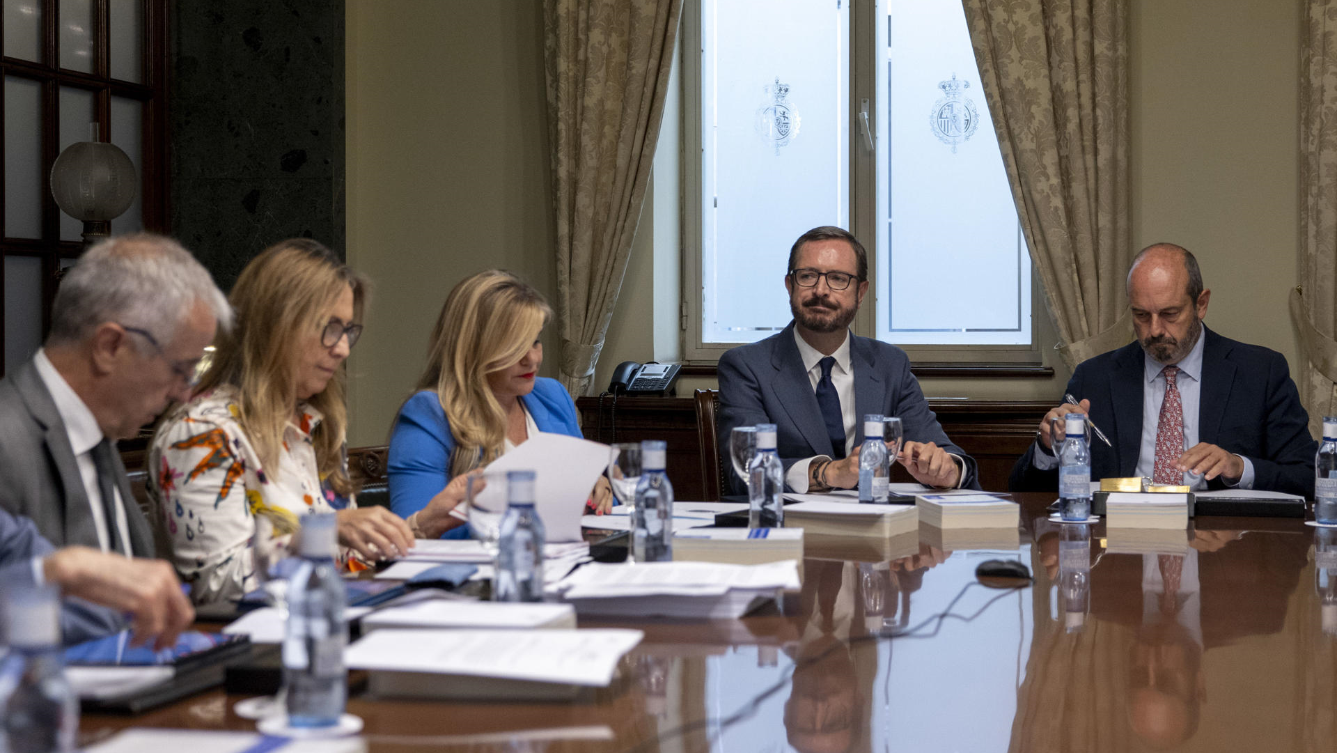 O presidente do Senado Pedro Rollán, xunto ao vicepresidente primeiro do Senado, Javier Maroto, asisten á reunión da Mesa do Senado en Madrid, este martes. EFE/ Daniel González