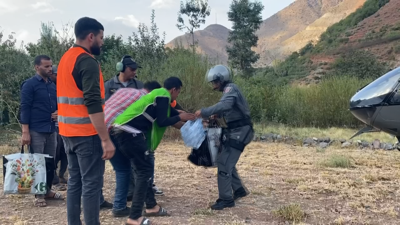 A axuda humanitaria chega en helicóptero a moitos lugares do Atlas