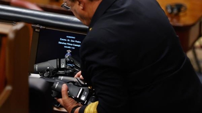 Retiran os auriculares que os deputados de Vox deixaron no escano de Sánchez ao abandonaren o pleno ( EFE/ Juan Carlos Hidalgo)